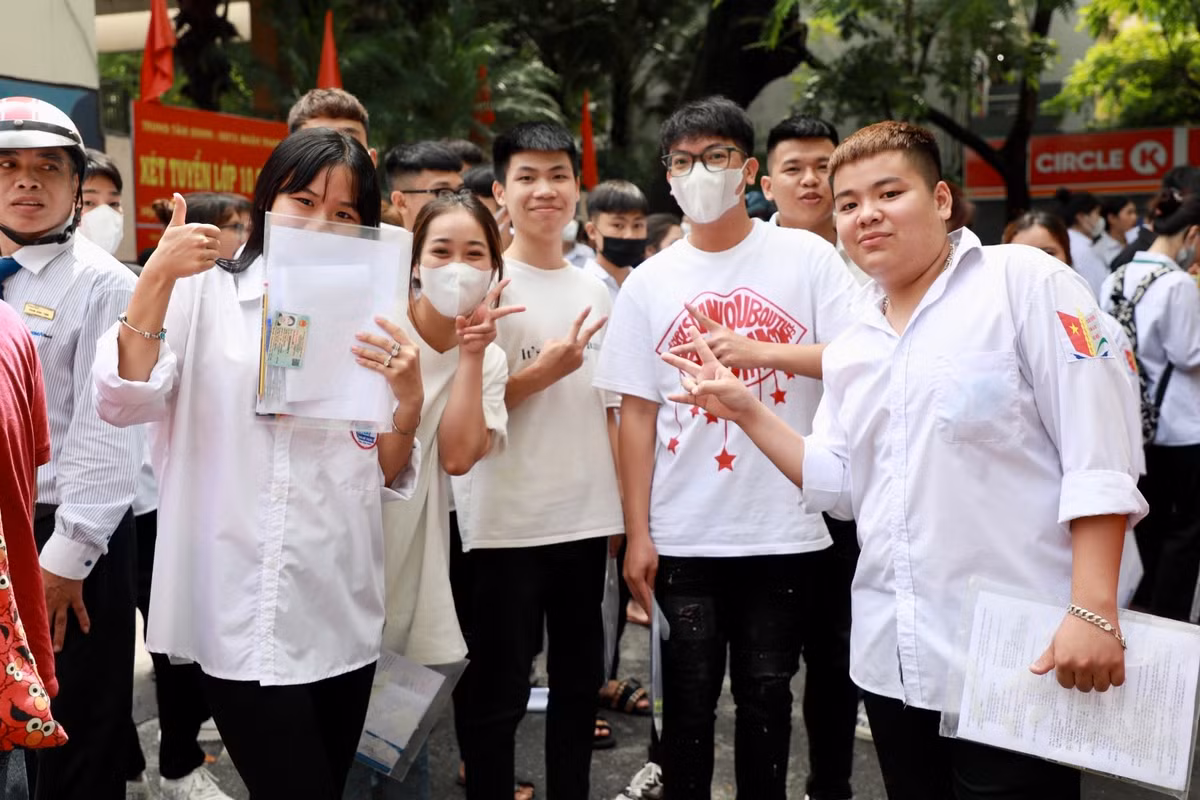 Bên cạnh đó, nhóm thí sinh này cho biết đề thi môn Văn năm nay tương đối khó với sức học trung bình, "trúng tủ" tác phẩm Vợ nhặt nhưng "lệch ngăn" sang đoạn trích không ngờ tới.