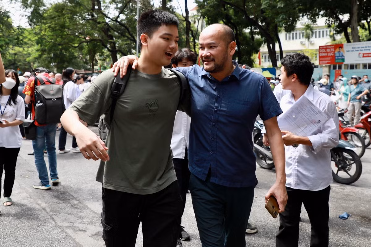 Bạn Trần Tùng (THPT Nhân Chính), năm nay thi Đại học Giao thông Vận tải cũng cho rằng đề thi không quá dễ để đạt điểm cao. Tùng đã sẵn sàng cho môn thi Toán chiều nay.
