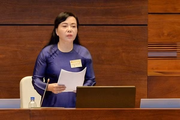 2. "Nhà vệ sinh bẩn tức là giám đốc (bệnh viện) bẩn, trưởng khoa bẩn!”. Đây là phát ngôn của Bộ trưởng Nguyễn Thị Kim Tiến tại Quốc hội sáng ngày 27/10/2018. Khi đó, Bộ trưởng Tiến đề cập đến việc Bộ đã đầu tư xây dựng rất nhiều bệnh viện từ Trung ương tới tỉnh, thái độ chăm sóc, bệnh viện xanh sạch đẹp, xây dựng nhà vệ sinh bệnh viện.