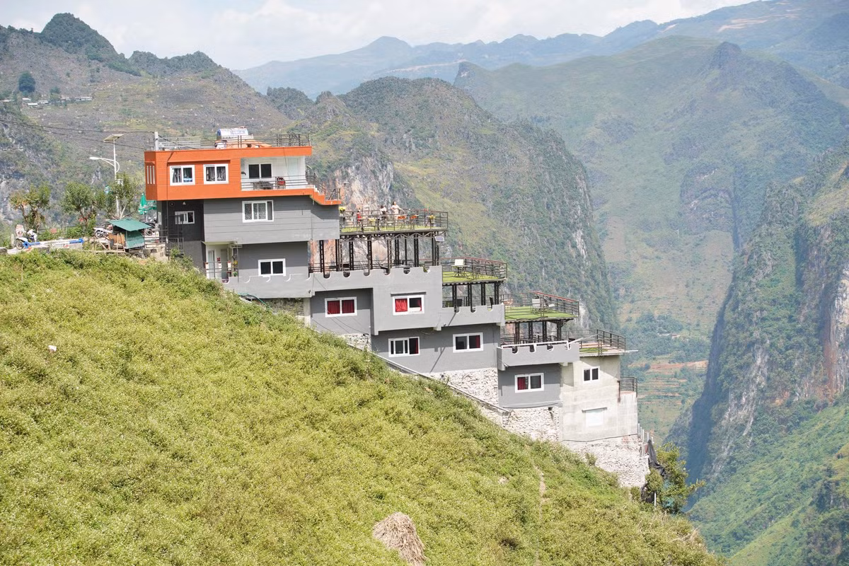 Đến nay, cư dân mạng đang kêu gọi tẩy chay khách sạn, nhà hàng, quán cà phê 7 tầng trên đèo Mã Pì Lèng.