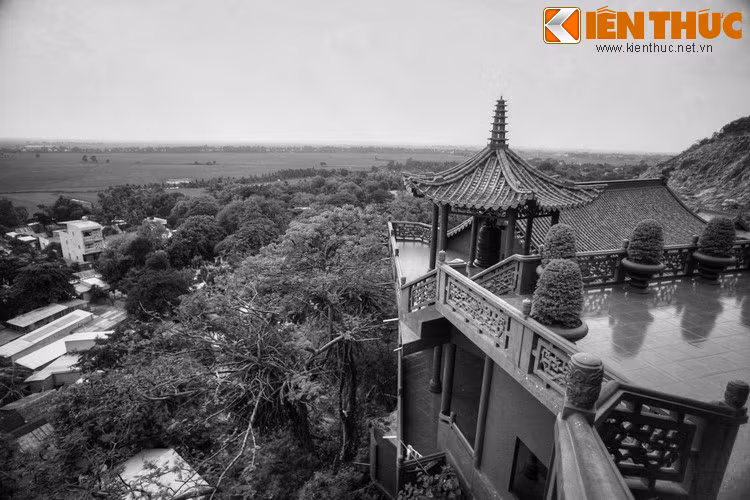 Nằm trên sườn núi Sam, chùa Hang có tên chữ là chùa Phước Điền, là một ngôi chùa nổi tiếng Vùng Châu Đốc, An Giang. Lịch sử ngôi chùa này gắn liền với một giai thoại huyền bí về bà Lê Thị Thợ (1818 – 1899) – người sáng lập chùa.