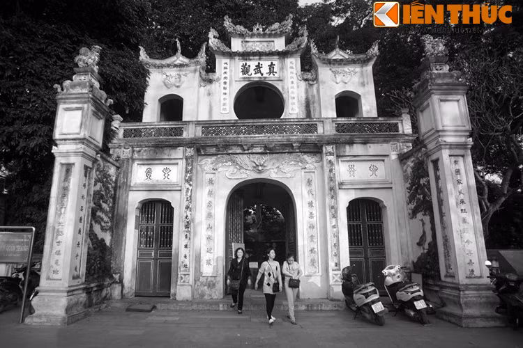 Nằm trong Thăng Long tứ trấn, đền Quán Thánh là ngôi đền lớn và nổi tiếng bậc nhất của Hà Nội. Tương truyền, đền được Vua Lý Thái Tổ cho xây dựng ở phía Bắc thành Thăng Long xưa để trấn tà khí từ phương Bắc tràn xuống.