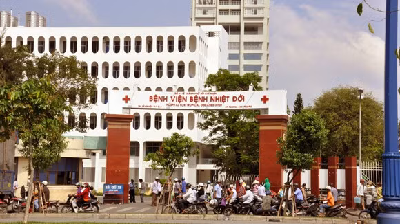Năm 1989, bệnh viện đổi tên thành Trung tâm Bệnh nhiệt đới, từ năm 2002 là Bệnh viện Bệnh nhiệt đới, với chuyên khoa sâu về bệnh truyền nhiễm...
