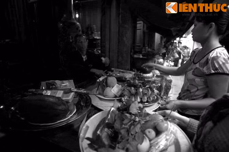 Nhưng trước vẻ chân thực của chàng trai cô gái rất ngạc nhiên rồi chối từ vì sọt của cô chỉ đựng được cỏ, làm sao đựng được nước. Ngài cười và bảo cô cứ giúp thử xem sao. Quả nhiên, đôi sọt đựng được nước thật.