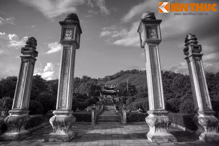 Khu lăng mộ Hải Thượng Lãn Ông là một quần thể kiến trúc hoành tráng và uy nghi, gồm nhiều công trình khác nhau như trụ biểu, nhà bia, nhà tiền tế, mộ phần... nằm trong khung cảnh thiên nhiên thơ mộng với hậu cảnh là núi Cánh Diều.
