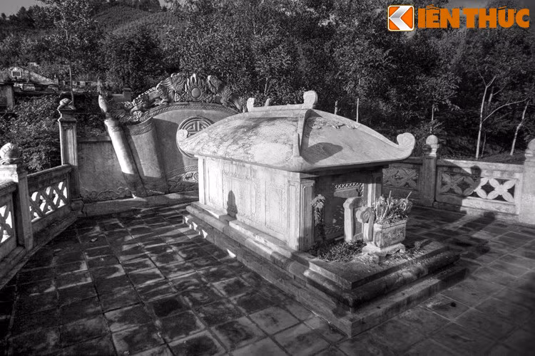 Sau nhiều thăng trầm lịch sử, nơi Hải Thượng Lãn Ông an nghỉ - nơi cánh diều truyền thuyết rơi xuống ba thế kỷ trước - đã được tôn tạo khang trang vào năm 2004.