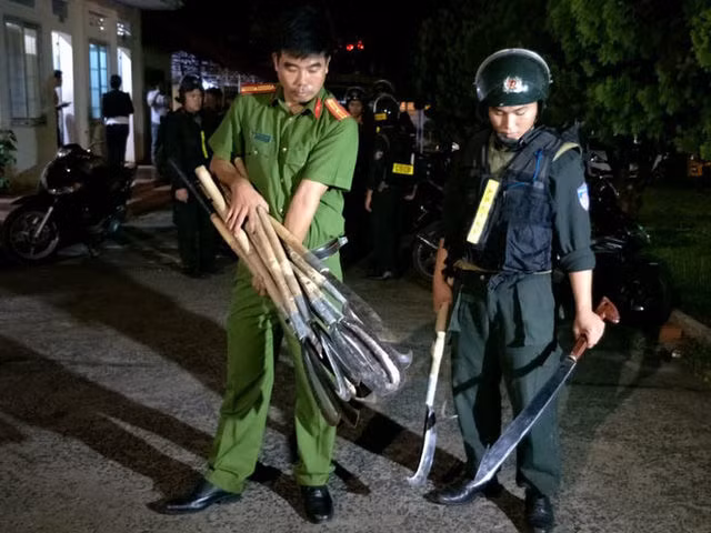  Giành bạn gái, 2 nhóm 21 thanh thiếu niên vác mã tấu, dàn trận đánh nhau: Theo Công an TP Hải Phòng, trước đó vào khoảng 21h15 ngày 21/11/2019, Công an phường Quán Toan nhận được tin người dân báo tại khu vực cổng Bắc số 1, chợ Quán Toan xảy ra vụ xô xát giữa hai nhóm thanh niên. Lực lượng chức năng xuống hiện trường đúng thời điểm hai nhóm đang truy đuổi nhau.