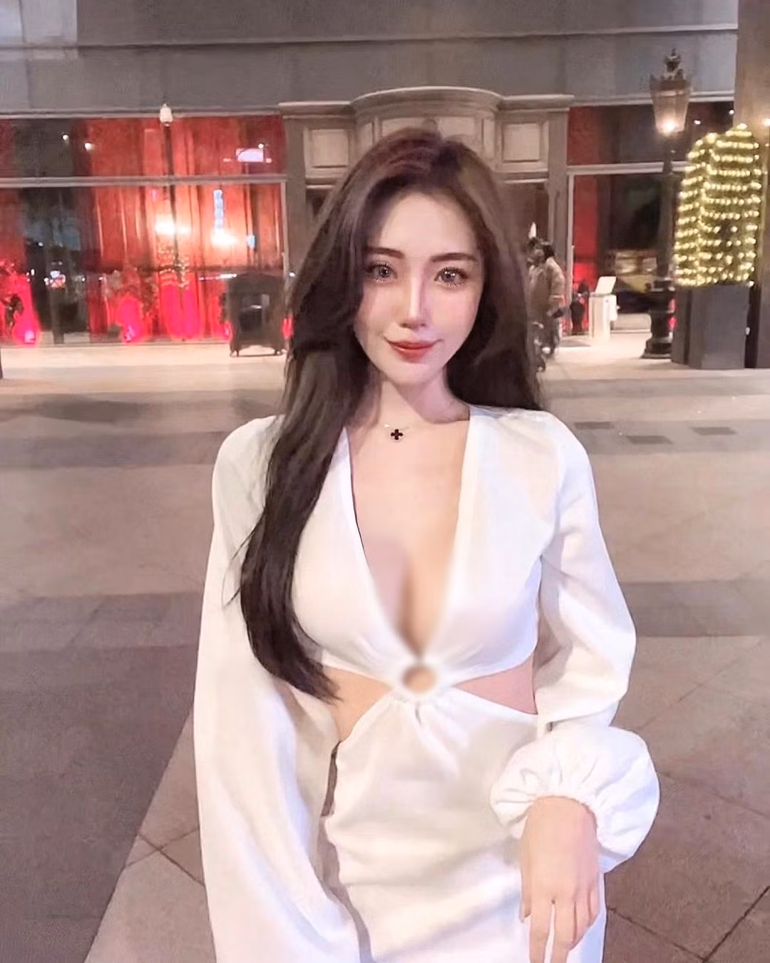 Phong cách ưa thích của nữ y tá là phong cách gợi cảm. Cô nàng không hề ngần ngại khi diện những set đồ hở hang, thiếu vải.