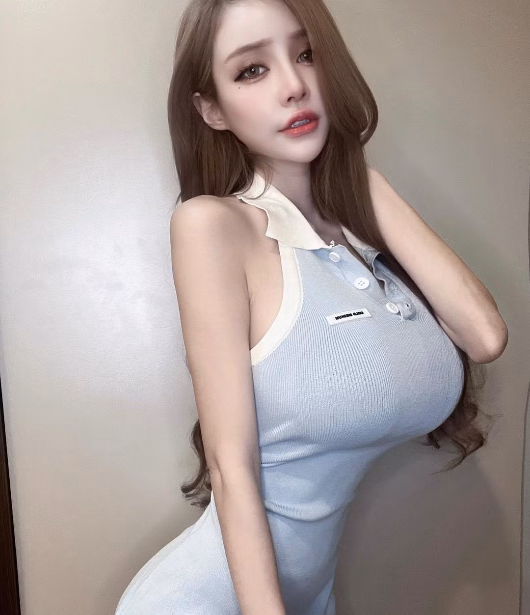 Nguyên Hân là một trong những hot girl thế hệ mới rất nổi tiếng. Với hơn 540.000 người theo dõi trên IG, cô nàng thu hút rất nhiều sự chú ý bởi cặp ngực khủng cup G và vẻ ngoài quyến rũ, xinh đẹp như búp bê.