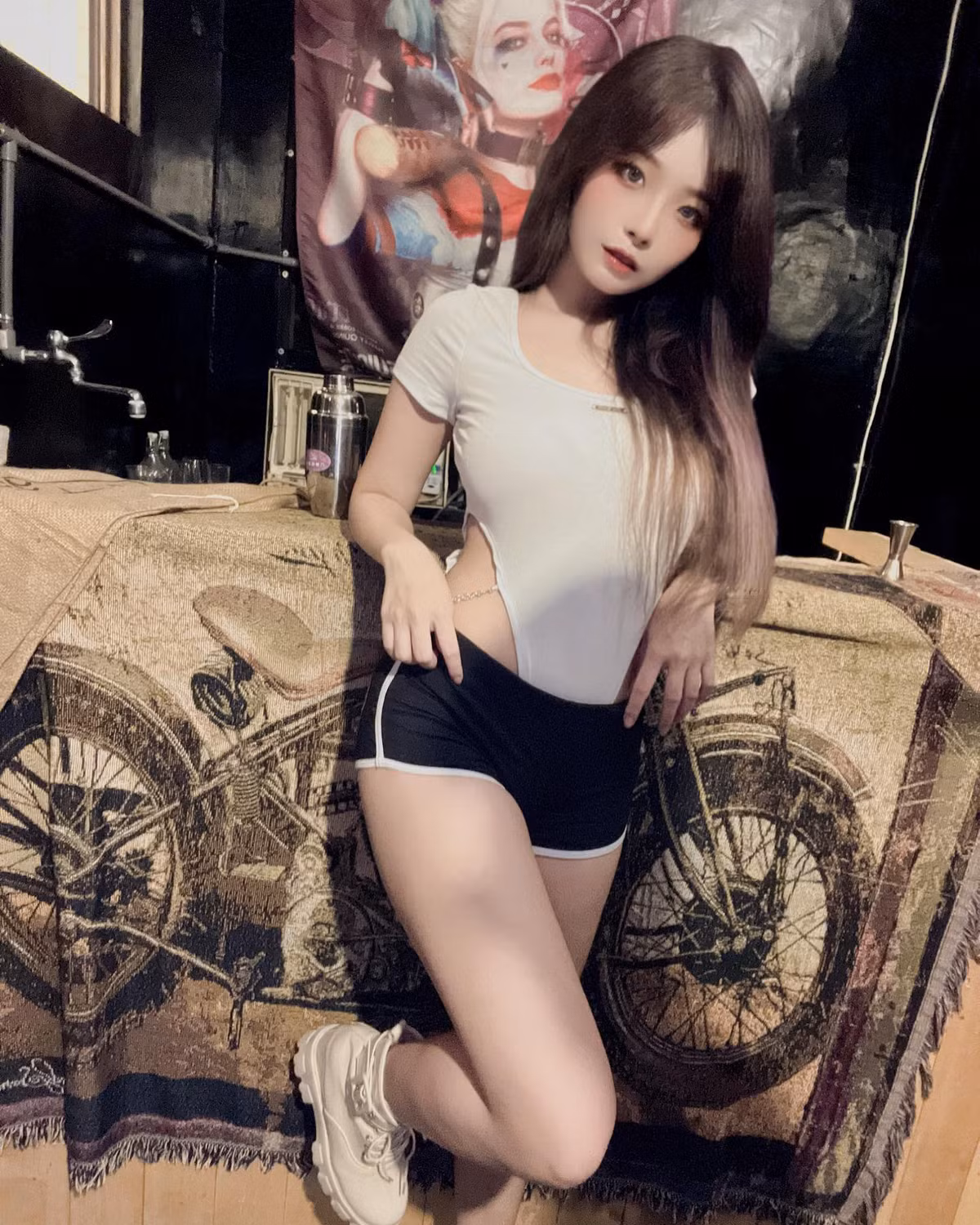 Nhiều người nhận xét, tuy rằng không quá hở hang nhưng góc chụp từ dưới hất lên lại khiến những bức ảnh có phần phản cảm.