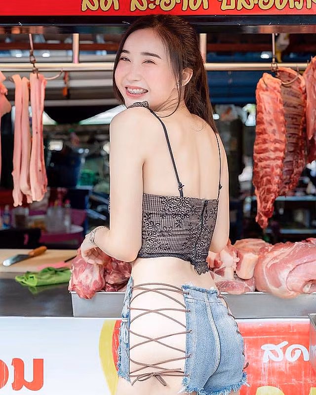 Cô nàng thường xuyên diện những thiết kế phản cảm, hở hang, khiến nhiều người cảm giác, chỉ cần cử động mạnh, Qanan Kanokyada sẽ bị lộ toàn bộ vùng nhạy cảm trên cơ thể
