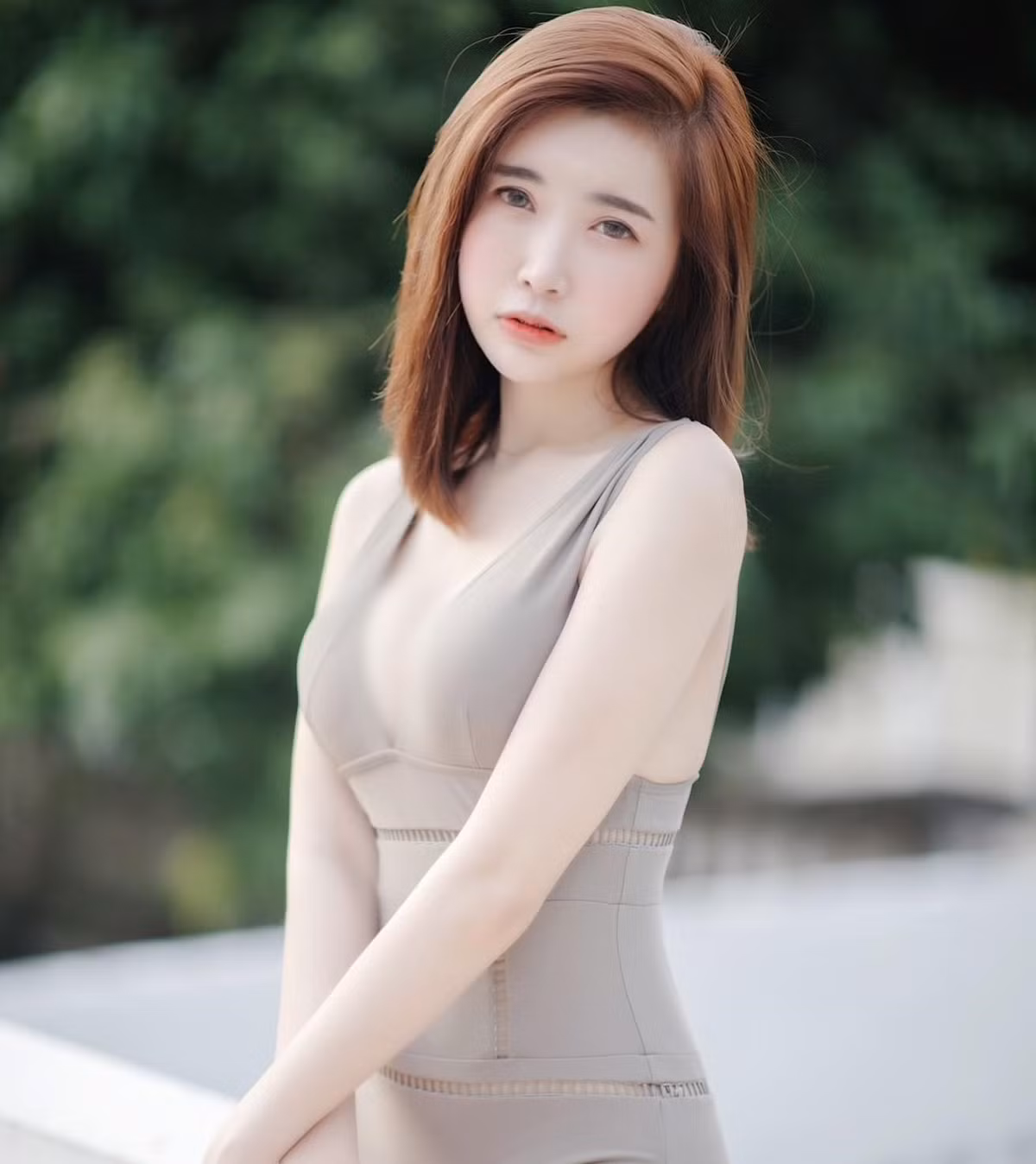 Ngay khi những bức ảnh được lan truyền, nhiều người đã chỉ trích rất nặng lời phong cách trang lố bịch, phản cảm của hot girl này.