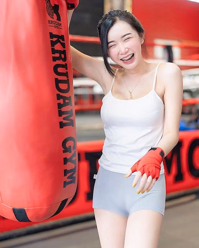 Điển hình như việc cô nàng diện quần bó quá sát nhưng áo lại ngắn, kết quả là lộ ra vùng nhạy cảm rõ mồn một.
