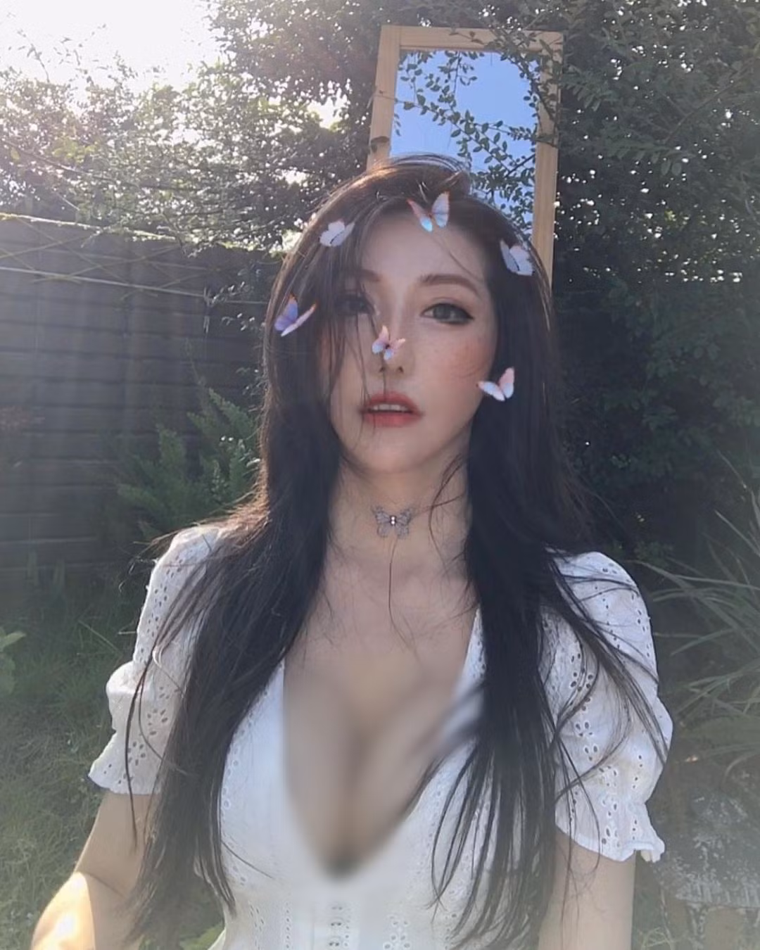 Trong những hình ảnh được chia sẻ, có thể thấy rõ ràng hot girl diện một chiếc áo tập cắt xẻ táo bạo, kết hợp cùng chiếc quần đùi có dây rút hai bên, bó sát vào cơ thể.