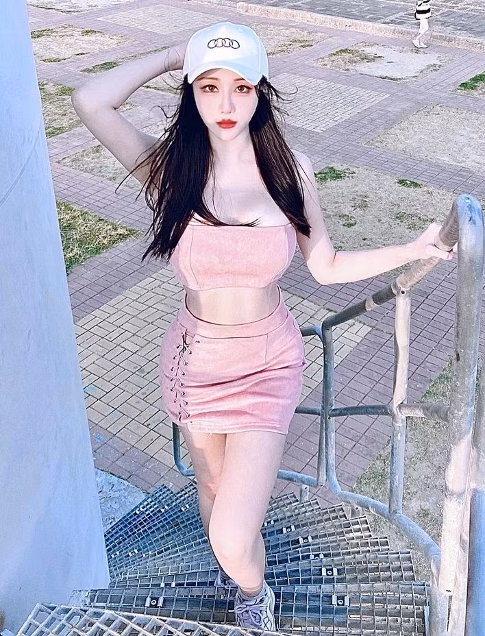 Nhờ thế, dù không cần dùng chiêu trò, không cần phải hở hang quá đà, phản cảm lố bịch, Hạ Tiểu Duẫn vẫn đều đặn thu hút thêm lượng người hâm mộ.