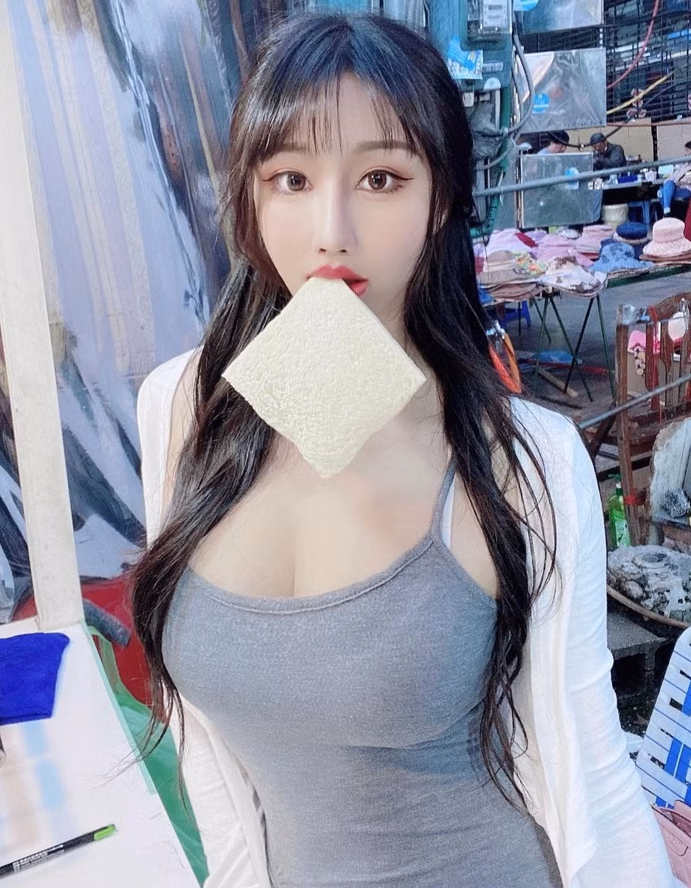 Thực tế, dù chỉ diện trang phục rất đơn giản, hot girl Hạ Tiểu Duẫn cũng đã rất xinh đẹp và lôi cuốn.