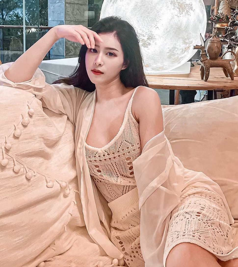 Vũ Khiết, người Đài Loan, xuất phát điểm là hot girl mạng, mẫu xe, sau đó gia nhập công ty người mẫu JKF và trở thành một trong những người mẫu gợi cảm hàng đầu.