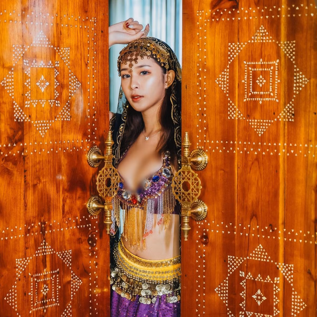 Mỗi bước di chuyển, còn khoe được đôi chân nuột nà thẳng tắp, hương vị khác biệt làm cho người hâm mộ mê mẩn.