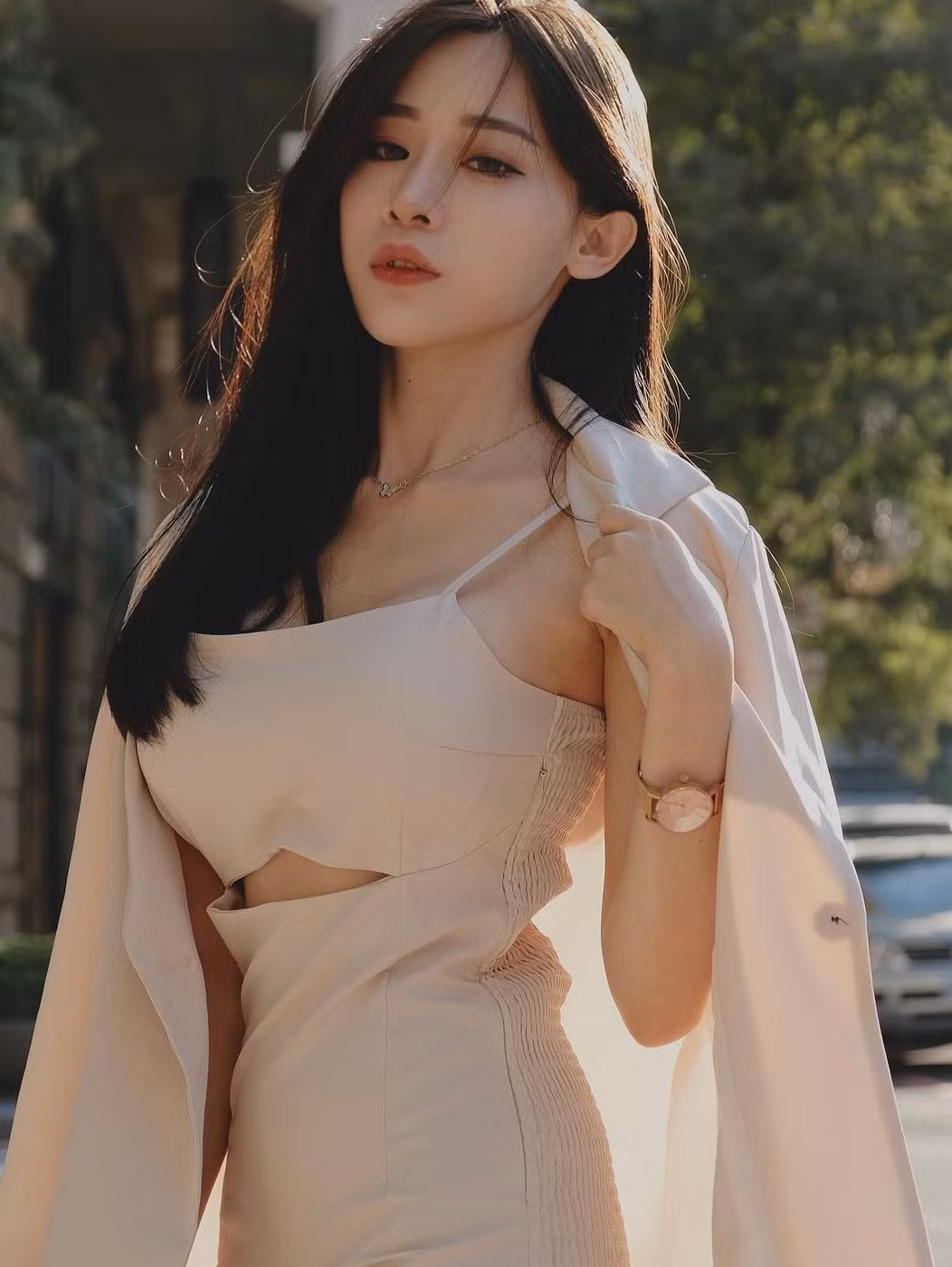 Ưa phong cách trưởng thành, những set đồ của Văn Văn được cho là gợi cảm vừa phải, rất thu hút và quyến rũ.