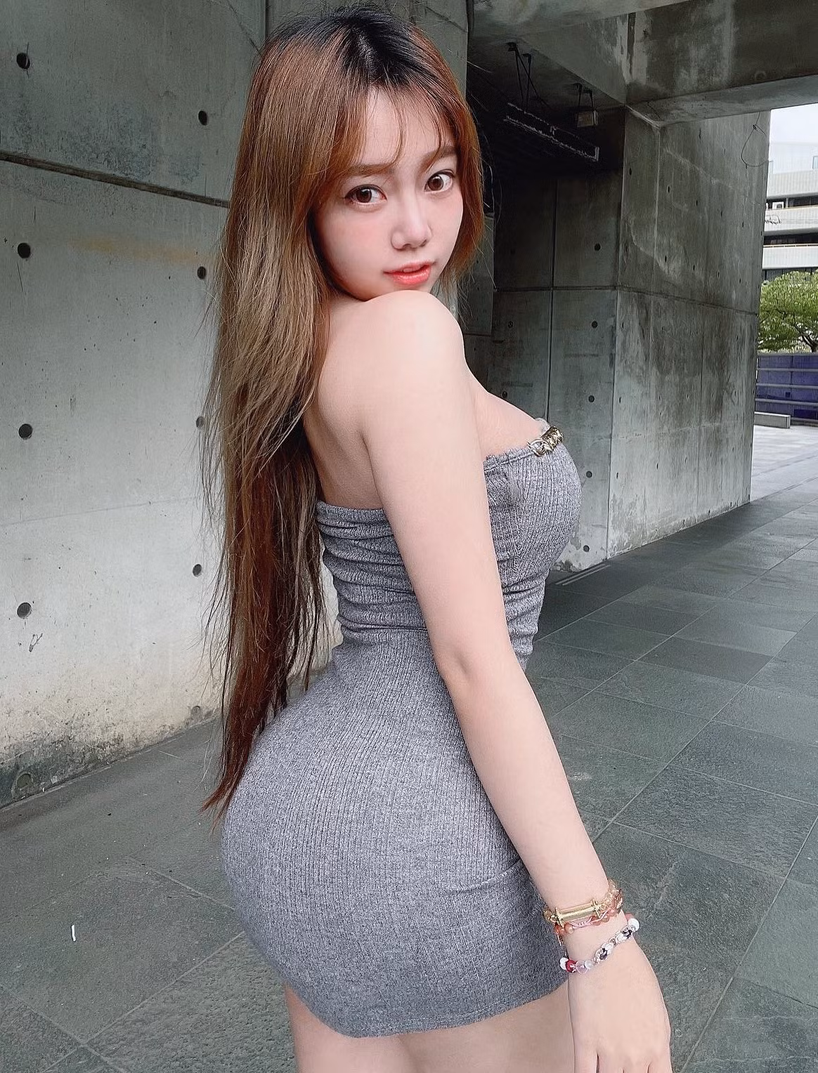 Theo tìm hiểu, Mễ Mễ là hot girl, người mẫu có tiếng trực thuộc công ty người mẫu JKF. Cô nàng cũng đứng ở vị trí host tại các sự kiện tầm cỡ của công ty.