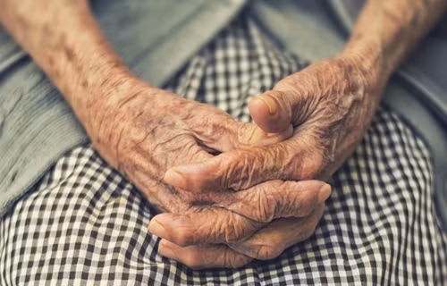 Ở nhà con trai một hôm, bố mẹ phải giấu vội giấy tờ nhà O nha con trai mot hom, bo me phai giau voi giay to nha