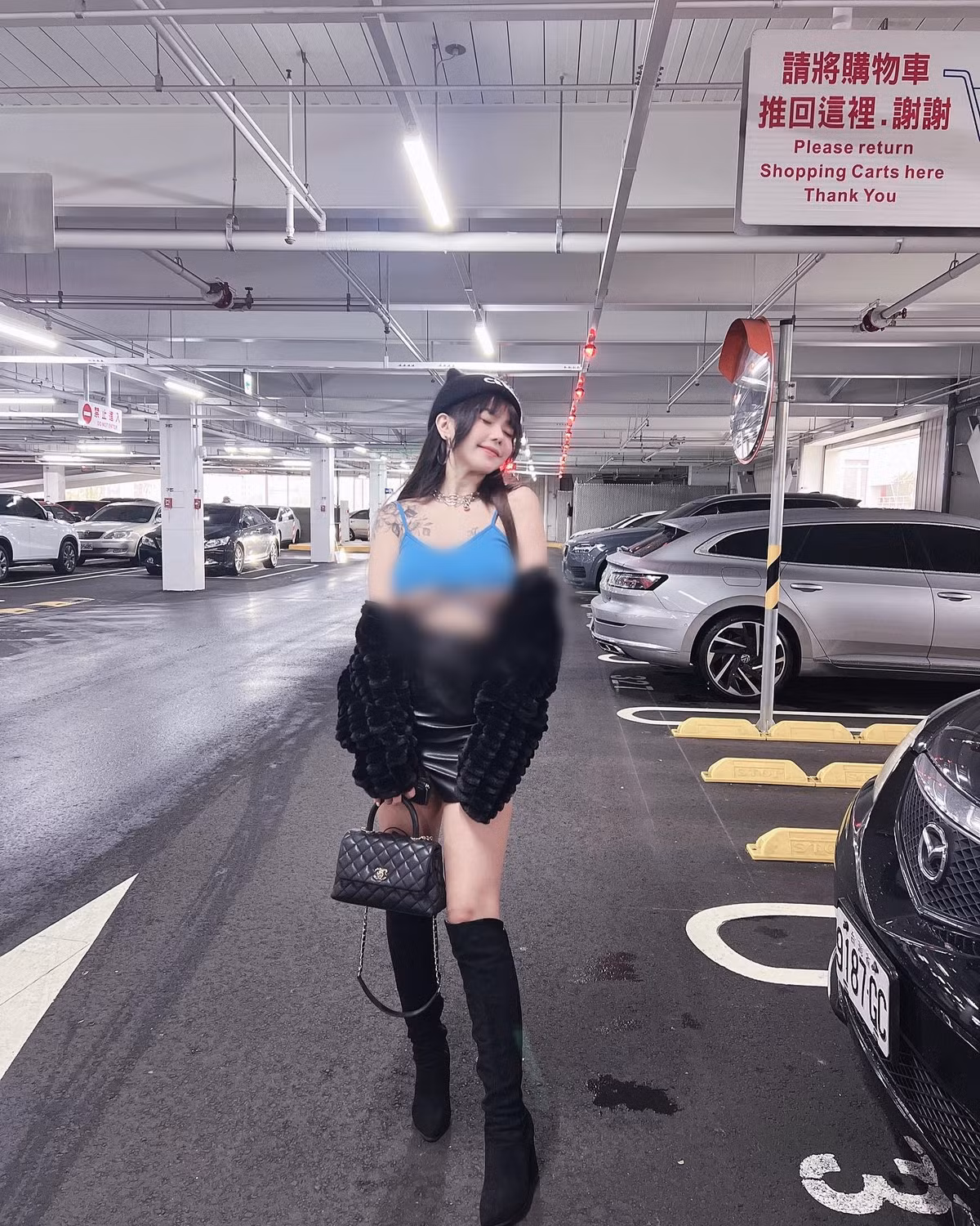 Có thể nói, dù ở nhà hay đi chơi, đi làm, hot girl này chưa từng ngán những trang phục nóng bỏng, gợi cảm.