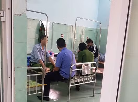 Dai uy cong an bi hanh hung, roi xuong song khi bat cat tac