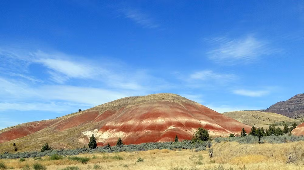 Đồi Sơn, Oregon, Mỹ cũng là nơi có vẻ đẹp tựa 7 sắc cầu vồng. Dải đồi Sơn này là một trong ba khu vực chính của Đài tưởng niệm hóa thạch quốc gia John Day bao gồm Dãy đá Cừu và Clarno. Sở dĩ nơi đây được gọi là đồi Sơn là vì những lớp màu như cầu vồng phủ khắp các ngọn đồi.