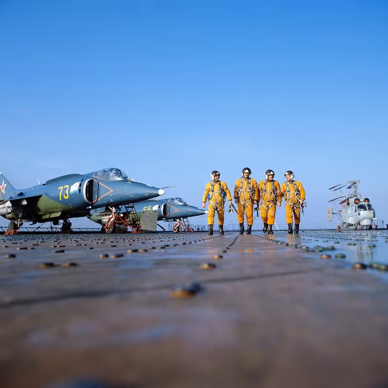 Ảnh chụp trên một tàu sân bay của Liên Xô với những chiến đấu cơ Yak-38 được kiểm tra an toàn trước khi làm nhiệm vụ. Ảnh chụp năm 1987.