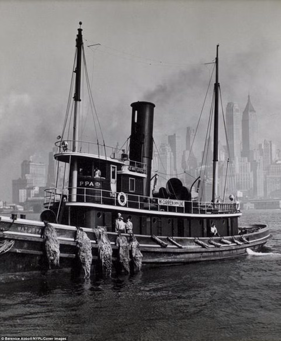 Những thuyền viên làm việc trên tàu. Hàng trăm tàu hoạt động sầm uất tại cảng New York những năm 1930.