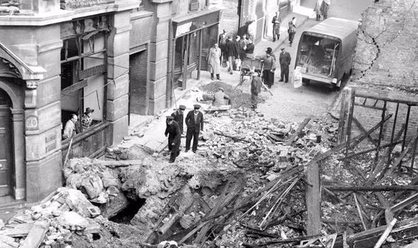 Trong năm 1940, nhiều công trình, tòa nhà, đường xá... ở thành phố London bị hư hại, thậm chí là bị phá hủy bởi bom đạn của phát xít Đức.