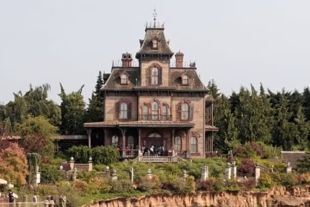 Năm 2016, cảnh sát tìm thấy tử thi của nam kỹ thuật viên 45 tuổi trong ngôi nhà "ma ám" ở Disneyland Paris. Nạn nhân được xác nhận là thiệt mạng do điện giật trong khi đang mắc điện tại nhà ma Phantom Manor.