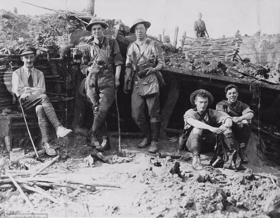 Những người lính Anh trong một đường hào đầy bùn đất trong trận Messines Ridge tháng 6/1917. Anh đã chiếm được vị trí này từ tay quân Đức.