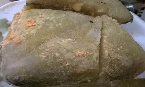 Bánh chưng mốc nên bỏ đi không nên bỏ phần mốc hoặc luộc lại Bánh chưng mốc nên bỏ đi không nên bỏ phần mốc hoặc luộc lại