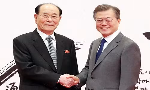 Chủ tịch Đoàn Chủ tịch Hội nghị Nhân dân Tối cao Triều Tiên Kim Yong-nam (ảnh, trái) dẫn đầu đoàn cấp cao tham dự lễ khai mạc Olympic mùa Đông PyeongChang 2018 và gặp Tổng thống Hàn Quốc Moon Jae-in. (Nguồn: Yonhap/TTXVN)