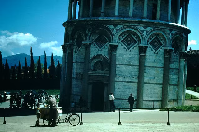 Tháp nghiêng Pisa nổi tiếng của Italy thu hút khá đông khách du lịch ghé thăm mỗi năm.