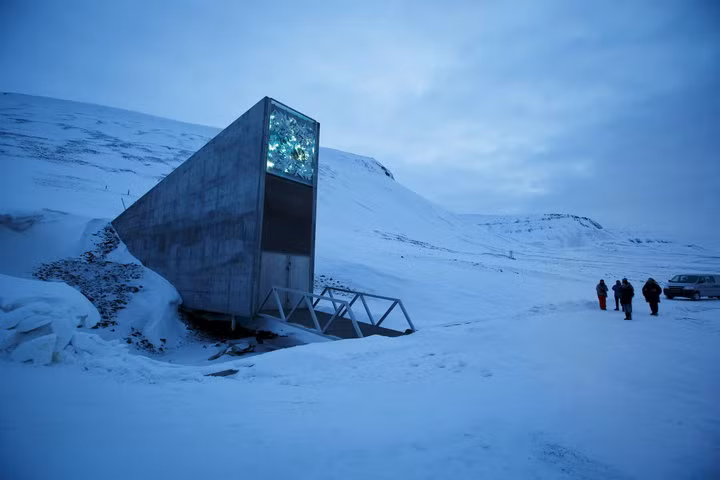 Bên trong hầm hạt giống toàn cầu Svalbard có các thiết bị làm lạnh và những thiết bị điện khác tỏa nhiệt qua đường hầm.... để toàn bộ số hạt giống an toàn, không bị hỏng.