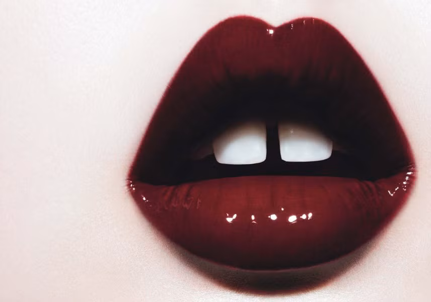 Đôi môi và hai chiếc răng cửa thưa huyền thoại của Lindsey Wixson. Ảnh: Vogue.