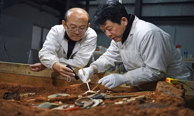 Theo đó, các chuyên gia tỉ mỉ làm sạch các hiện vật trước khi trưng bày trong bảo tàng.