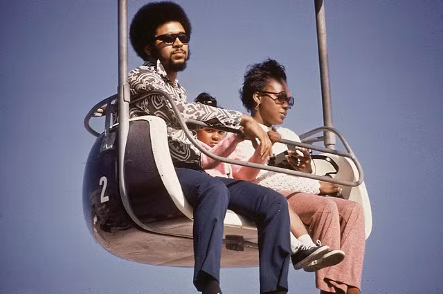 Một gia đình có buổi vui chơi tại công viên giải trí ở Santa Cruz, California tháng 5/1972.