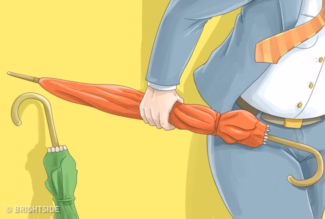 Để khống chế những kẻ tấn công, người dân ở hiện trường có thể cùng nhau sử dụng bất cứ thứ gì có thể làm vũ khí như ô, chổi, kéo... để bắt giữ thủ phạm.
