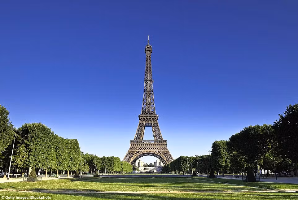 Tháp Eiffel được xây dựng trong 2 năm (từ năm 1887 - 1889) để phục vụ Triển lãm Paris. Công trình này được thiết kế tồn tại trong 20 năm. Tuy nhiên, công trình này đứng sừng sững giữa đất trời suốt mấy thập kỷ qua.