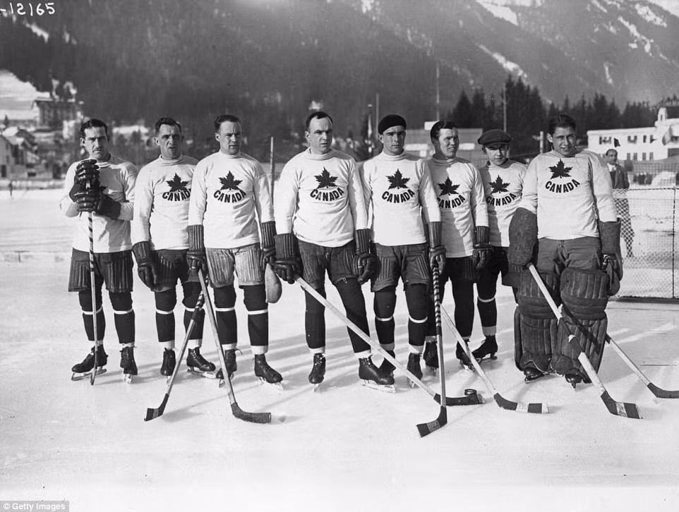 Các thành viên của đội khúc côn cầu trên băng của Canada chụp ảnh kỷ niệm.