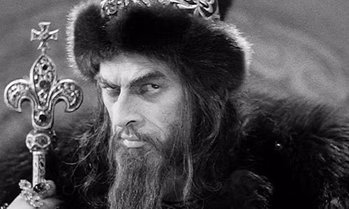 Khi ở trước mặt công chúng, Ivan IV được quý tộc đối xử như một ông hoàng. Tuy nhiên, khi không còn công chúng dõi theo, Ivan IV thường bị bỏ mặc, thậm chí được cho là bị lạm dụng.