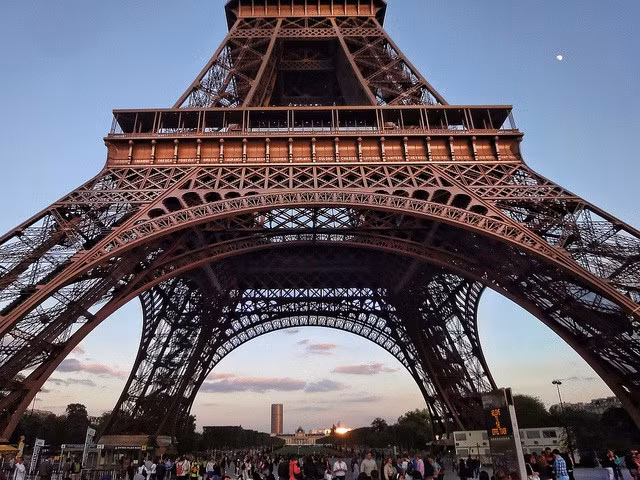 Một điều thú vị là tháp Eiffel mở cửa đón khách vào tất cả các ngày trong năm, trừ khi nào tiến hành sửa chữa.