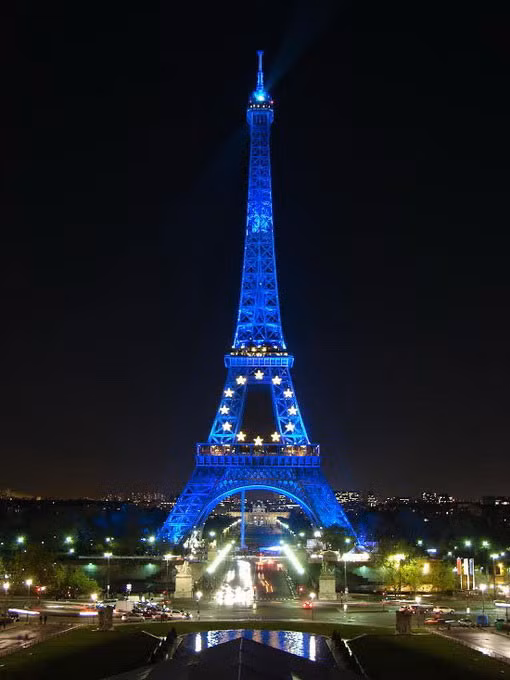 Trong Chiến tranh thế giới 2, Pháp đã buộc phải "phá hủy" tháp Eiffel trước khi đầu hàng quân Đức. Lý do Pháp làm vỡ hệ thống thang máy bên trong tháp Eiffel là nhằm ngăn không cho Đức quốc xã chiêm ngưỡng quang cảnh thành phố từ trên cao.