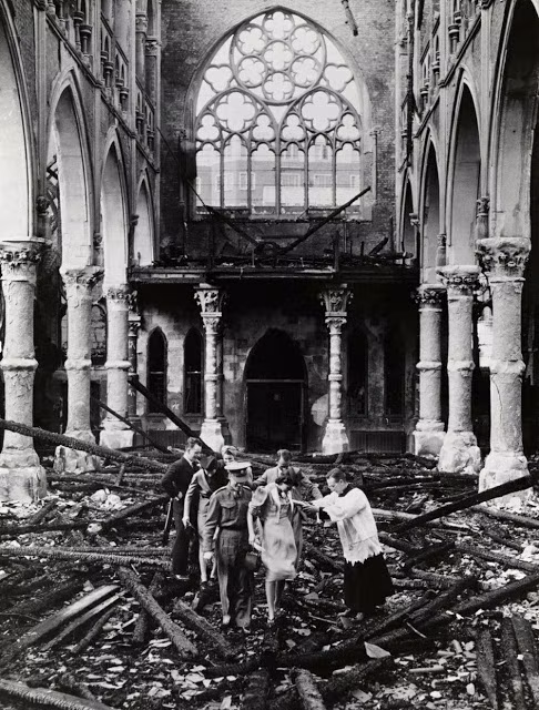 Cô dâu, chú rể bước ra khỏi một nhà thờ ở London sau khi hoàn thành hôn lễ ngày 14/4/1940.