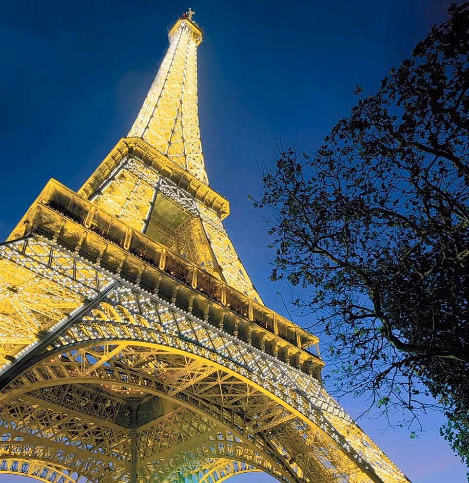 Để tháp Eiffel lung linh, rực rỡ vào ban đêm, 20.000 bóng đèn được trang trí khắp tháp.