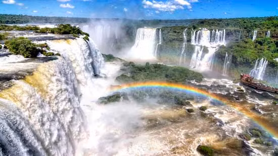 Thác nước Iguazu nằm trên sông Iguazu trở thành biên giới đặc biệt giữa Brazil và Argentina.