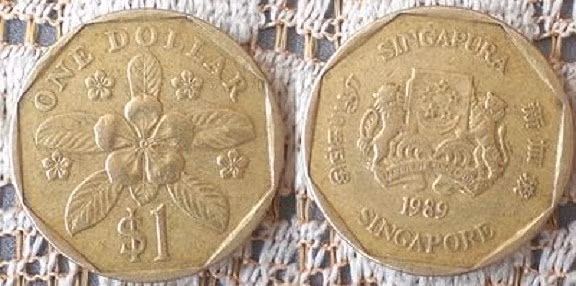 Đồng 1 đôla Singapore. Theo một số tài liệu ghi nhận, khoảng những năm 1980, khi việc xây dựng đường tàu điện ngầm gặp nhiều khó khăn, Thủ tướng Lý Quang Diệu đã nhận được một lời khuyên về phong thủy để cho ra đời đồng một đôla Singapore. Đồng tiền với biểu tượng bát quái ở gần mép ngoài được đa số người dân nước này mang theo bên mình với niềm tin đây chính là tín vật linh thiêng. Với họ, nó không chỉ mang ý nghĩa tâm linh mà còn là biểu tượng tài khí. (Ảnh: Kinhnghiemsingapore)